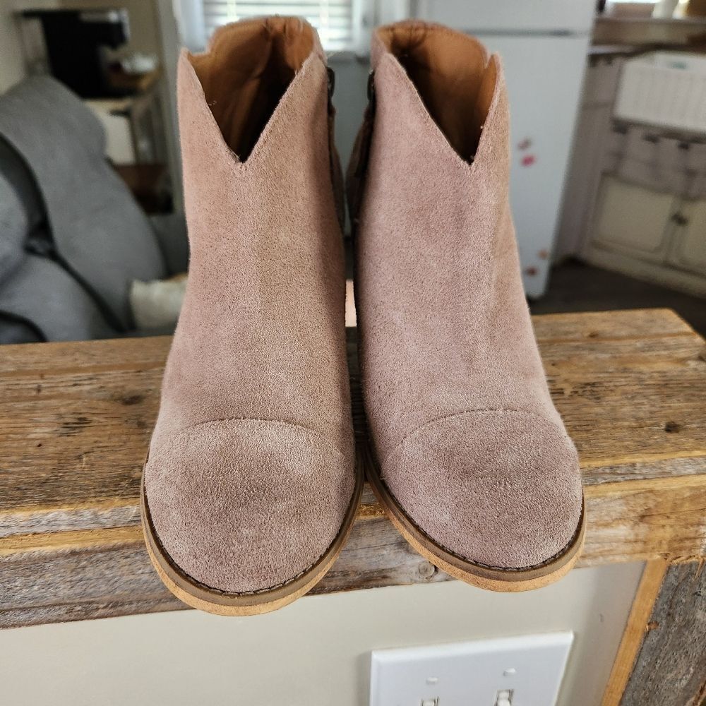 Susina Stevie Lea Taupe Beige Suede Block Heel Ankle Boots Size 8.5